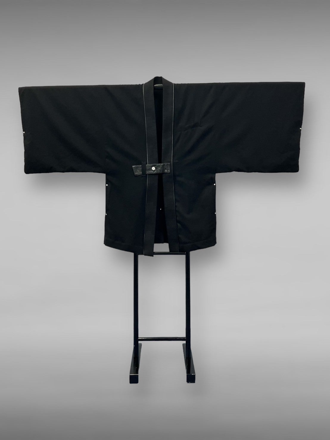 日常に和を羽織る、極上の二種の岡山デニムで制作した『黒羽織-極