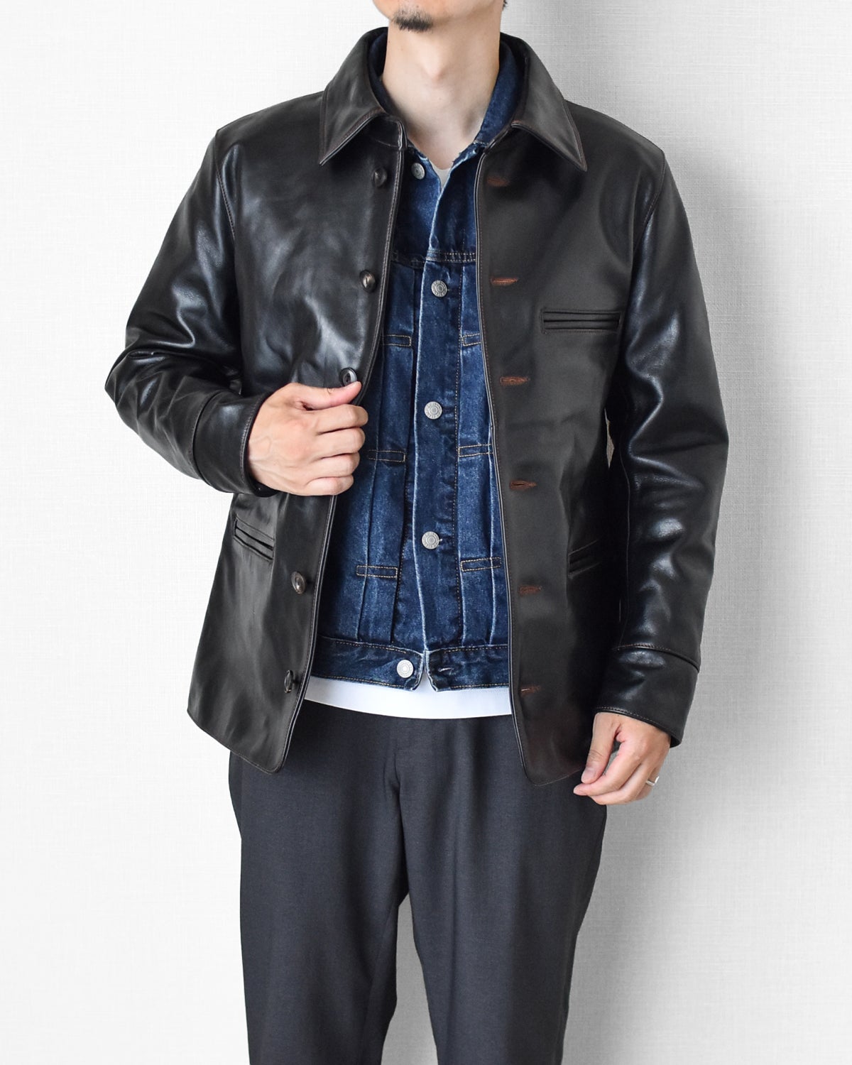 男らしく無骨な雰囲気・コーディネートを格上げする馬革カーコートを3