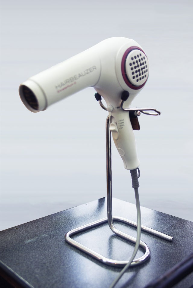 卓上の名脇役。 「ありそうでなかった、ヘアドライヤー収納スタンド