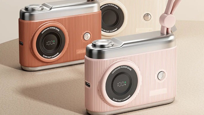 レトロなデザインと最新技術の融合！カメラ型モバイルバッテリー