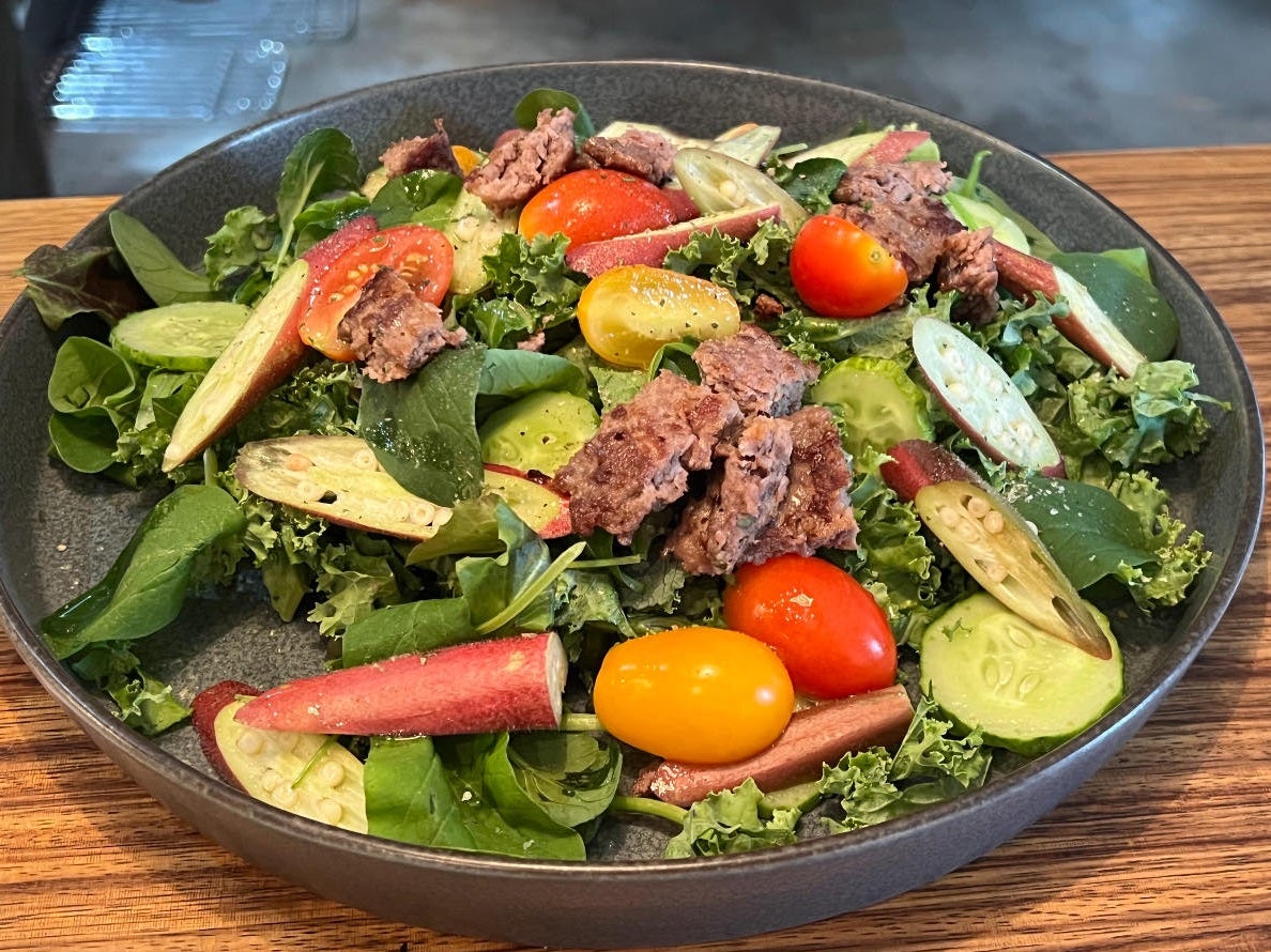 メディアで称賛】焦がしケールのお好み焼きなど堪能できる鉄板焼店が