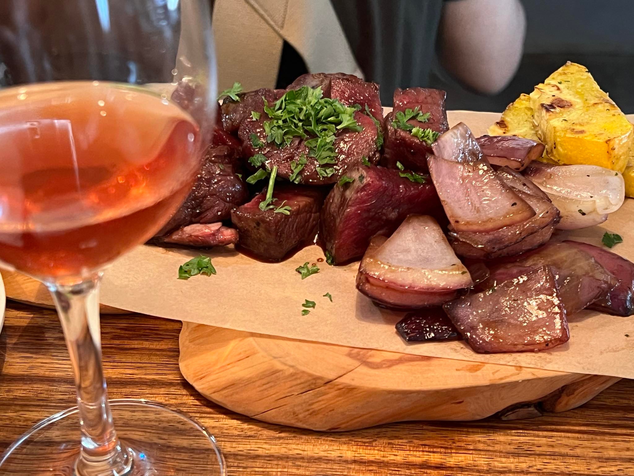 メディアで称賛】焦がしケールのお好み焼きなど堪能できる鉄板焼店が