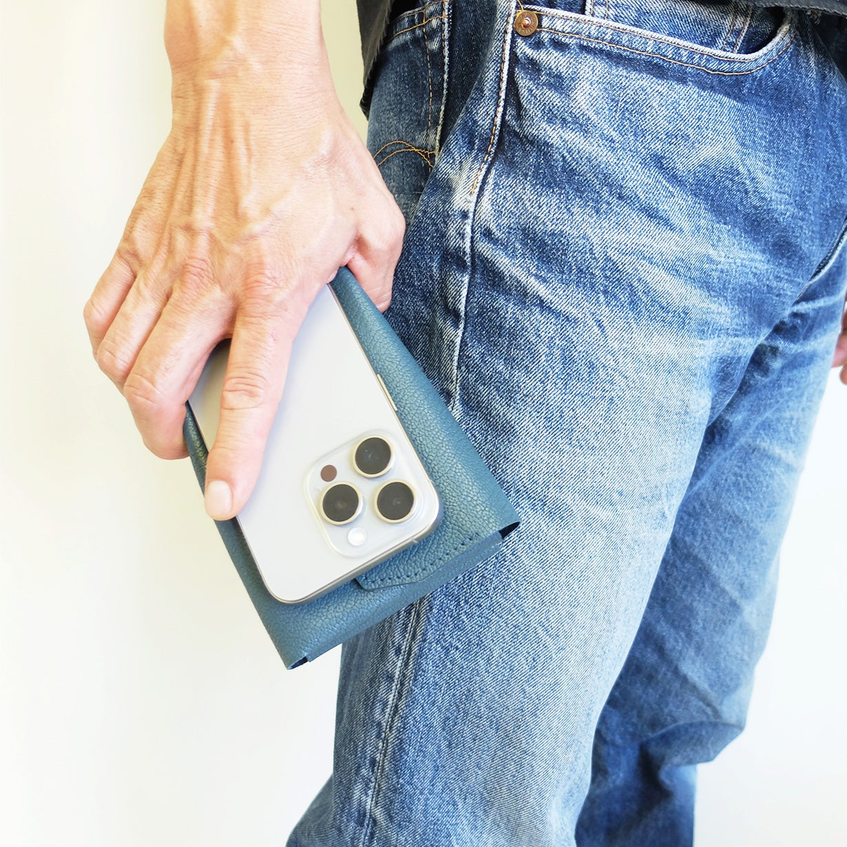 手のひらに紙幣60枚、カード33枚、小銭25枚を収納！日本製の小型長財布
