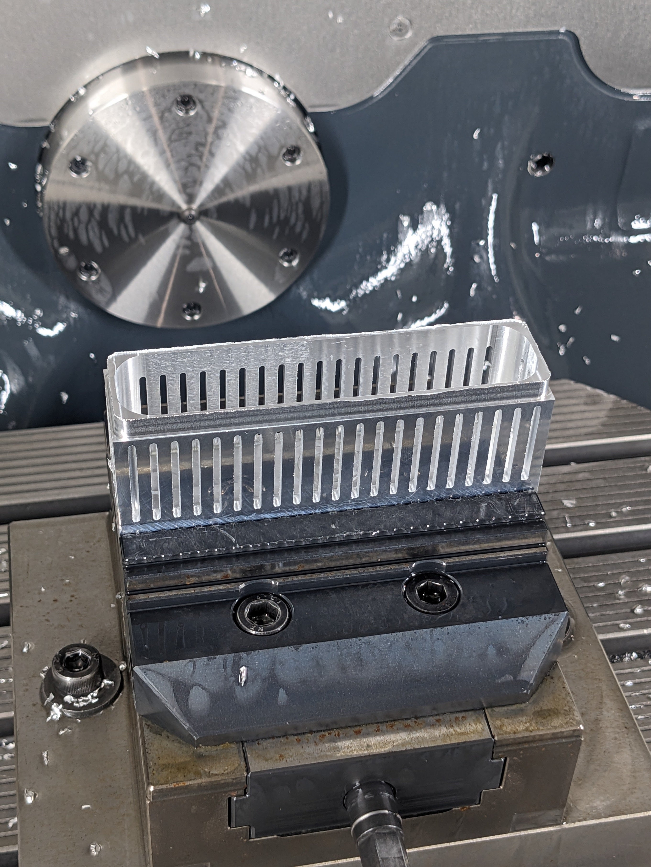 金属の切削痕が文様となって光に輝くアクセサリー『OOPARTS-003