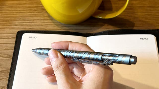 タフな相棒】軽さと強さを秘めた究極の筆記体験。チタン製カラフル