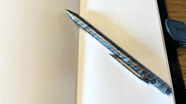 タフな相棒】軽さと強さを秘めた究極の筆記体験。チタン製カラフル