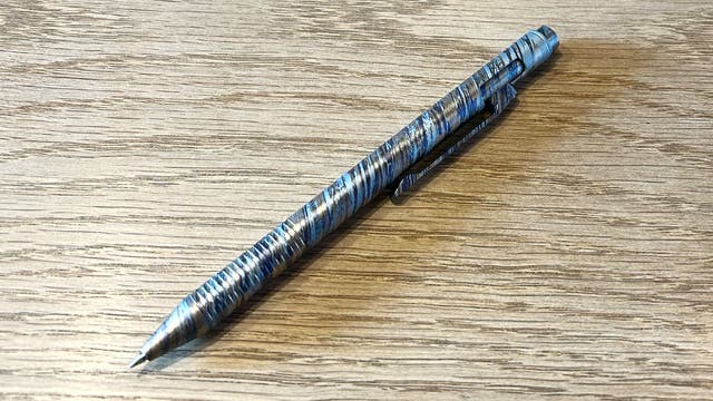 タフな相棒】軽さと強さを秘めた究極の筆記体験。チタン製カラフル