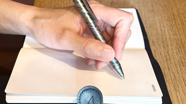 タフな相棒】軽さと強さを秘めた究極の筆記体験。チタン製カラフル