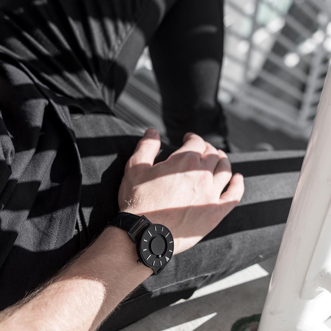 デザイン賞多数受賞！暗闇でも触れるだけで時がわかる「さわる時計