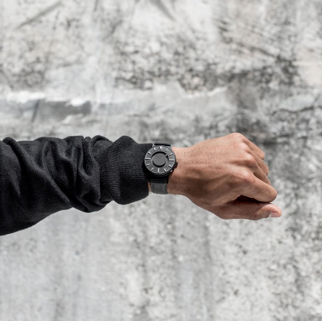 デザイン賞多数受賞！暗闇でも触れるだけで時がわかる「さわる時計