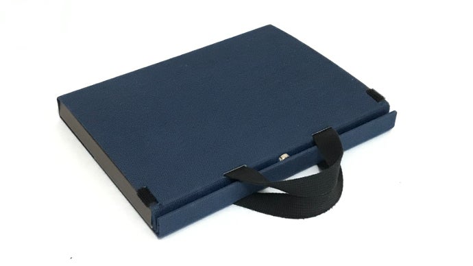 パッと開いてさっと使える！シェードパネル内蔵のノートPCフィット