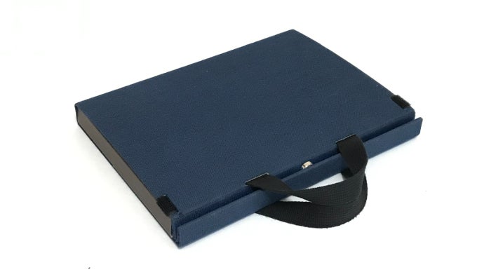 パッと開いてさっと使える！シェードパネル内蔵のノートPCフィット