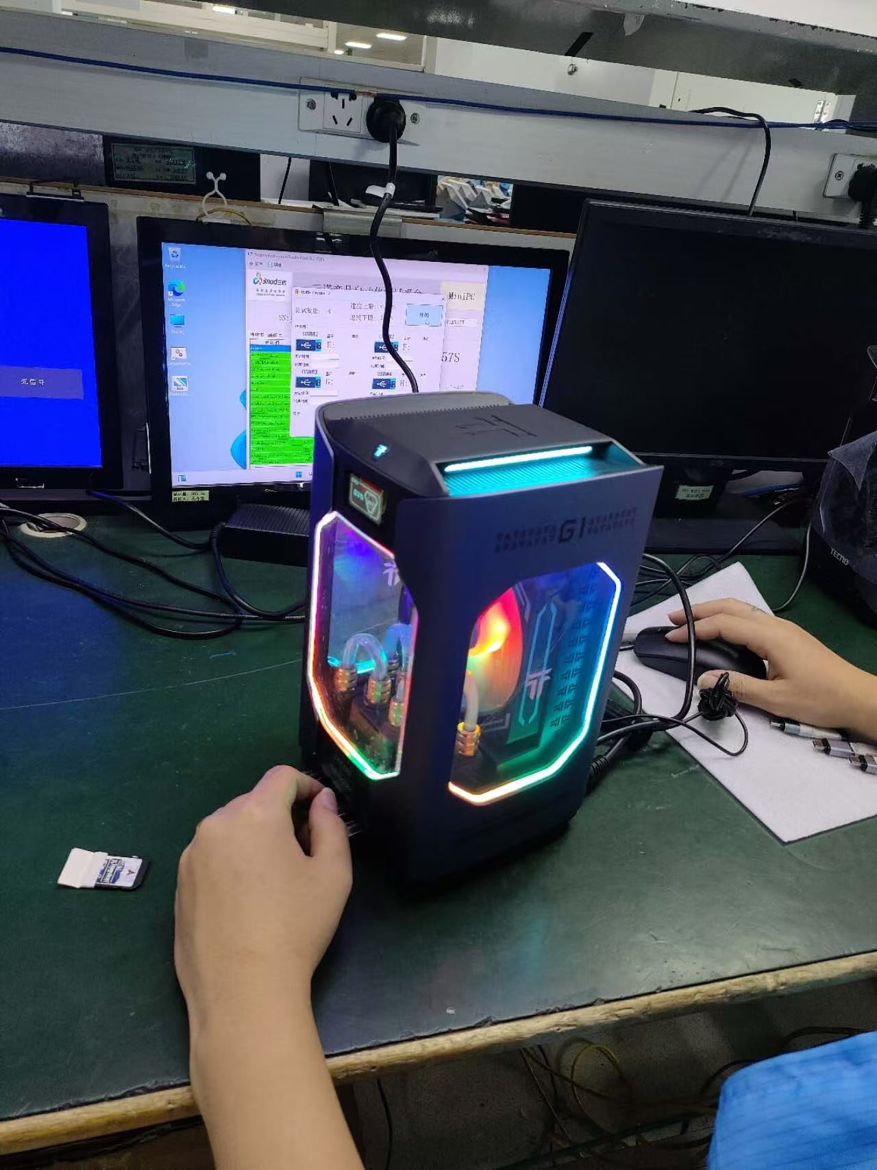小さくてもパワフル！RTX 4060搭載の水冷式ゲーミングミニPCで最高の