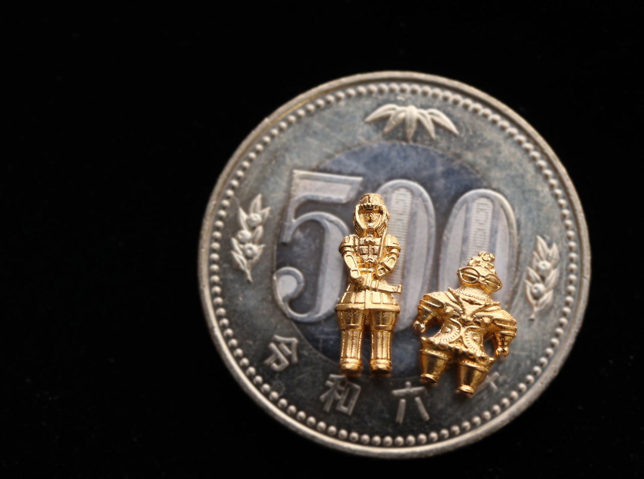 まさかの純金製！ 指先に乗る米粒サイズの「遮光器土偶」と「埴輪 挂甲