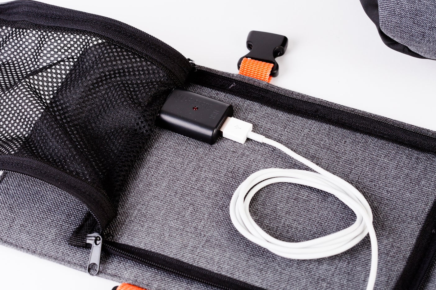 着脱式ソーラーパネル搭載！お洒落バックパック「Explorer+