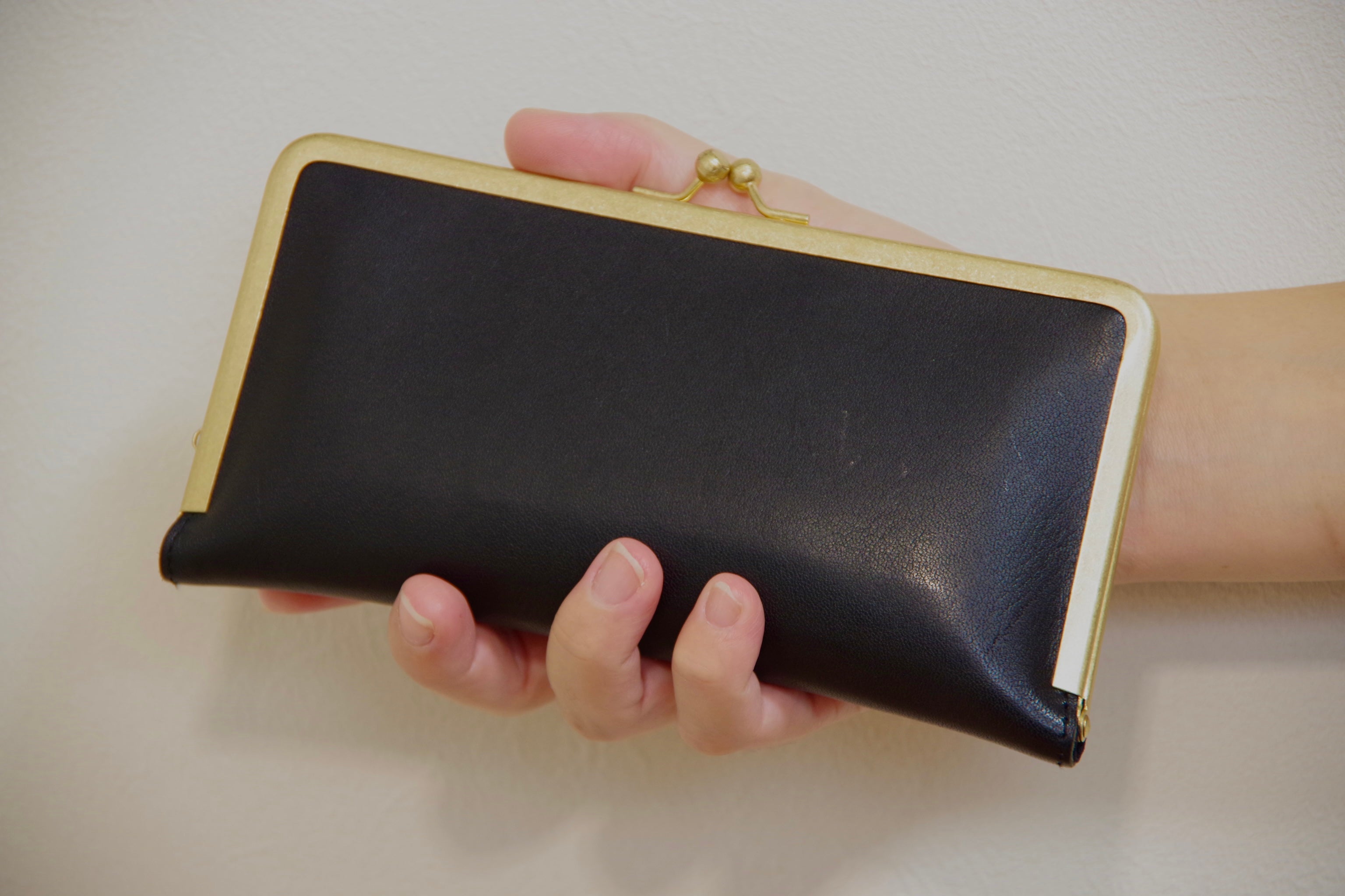 開けた瞬間、全てが見える」がま口職人が作る、小さながま口長財布