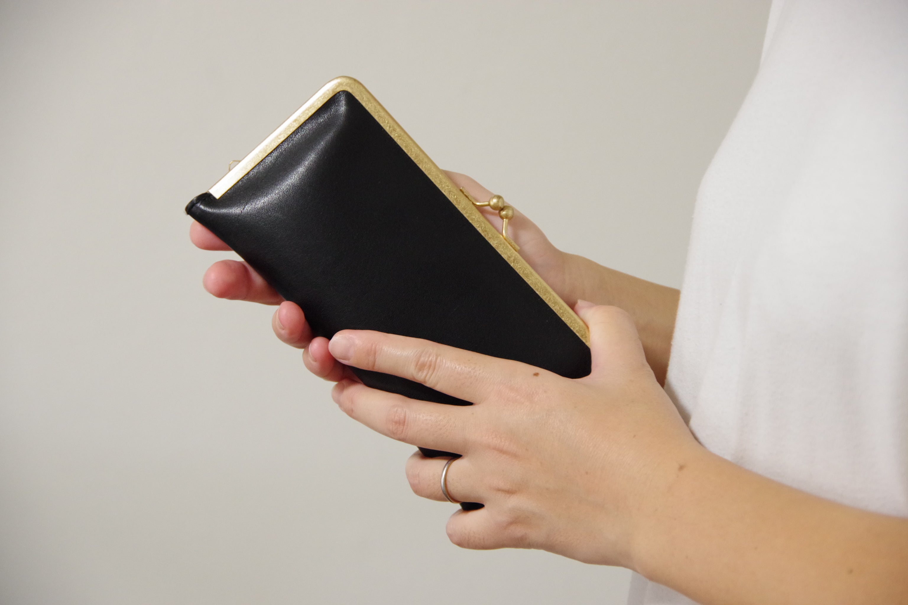 開けた瞬間、全てが見える」がま口職人が作る、小さながま口長財布
