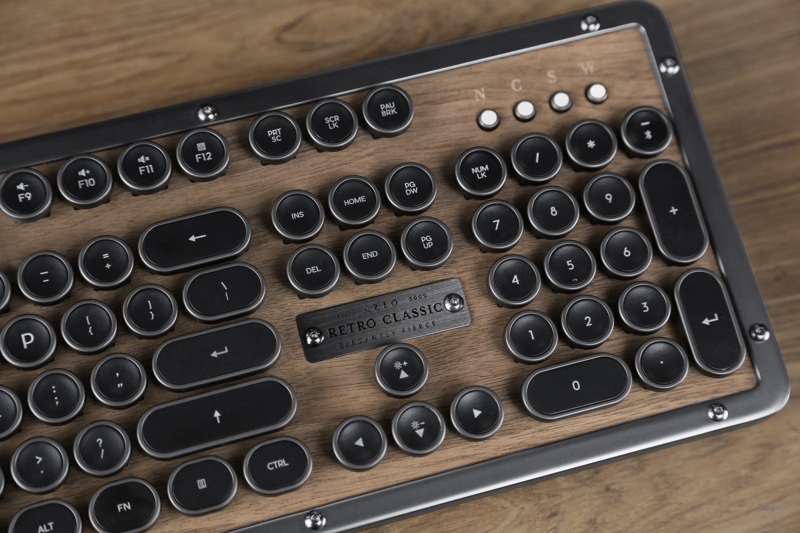 天然素材を使用したハイエンドキーボード。Azio Retro Classic