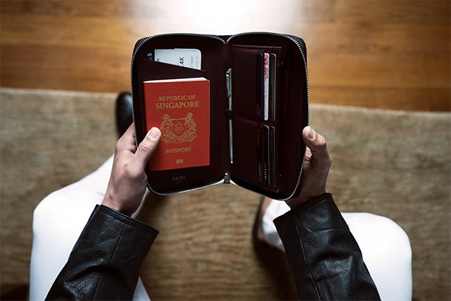 ワンランク上の旅のお供に。大人の旅行者のための革トラベルウォレット