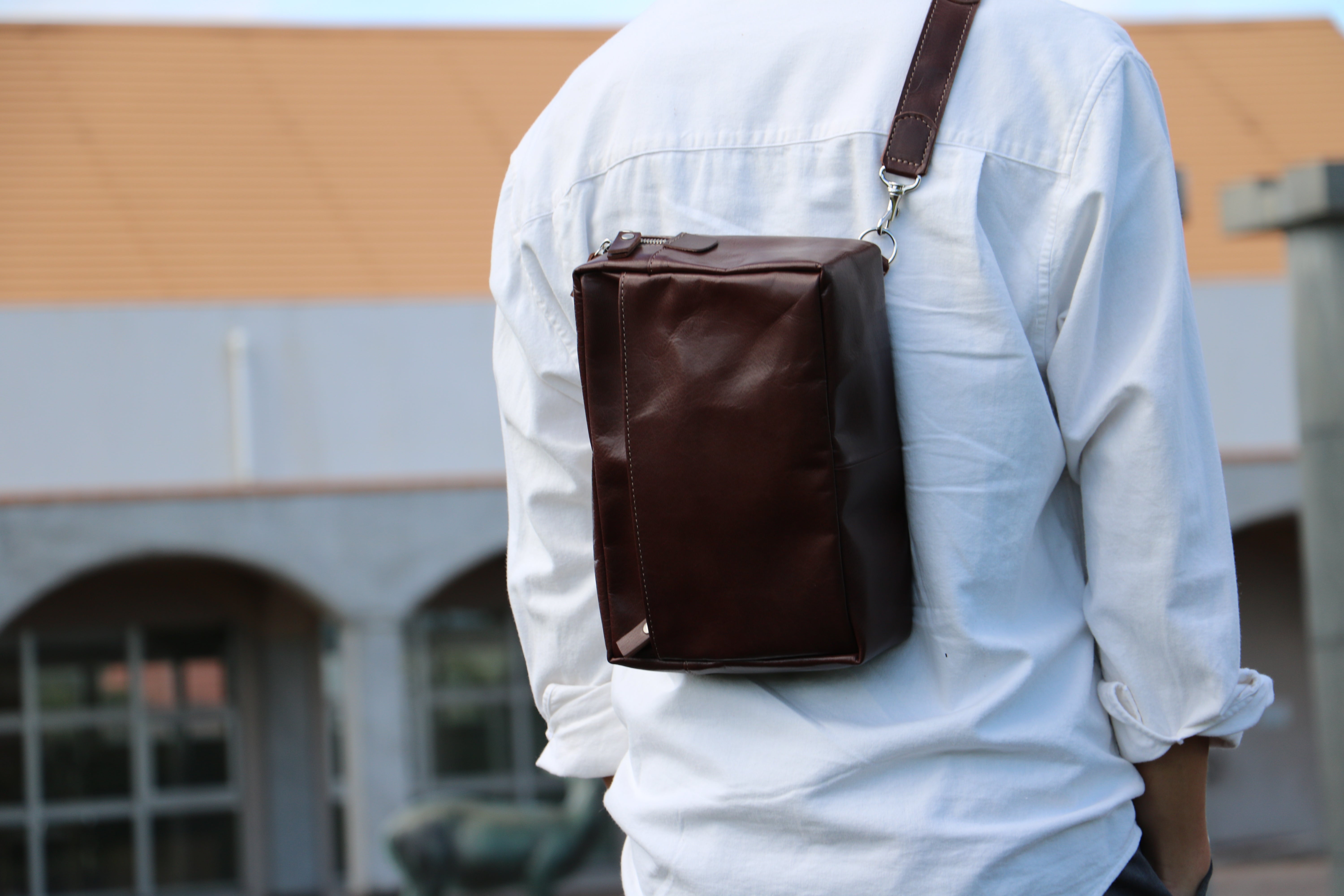 右利き左利きどちらにも対応した、二つのスタイルが楽しめるレザー