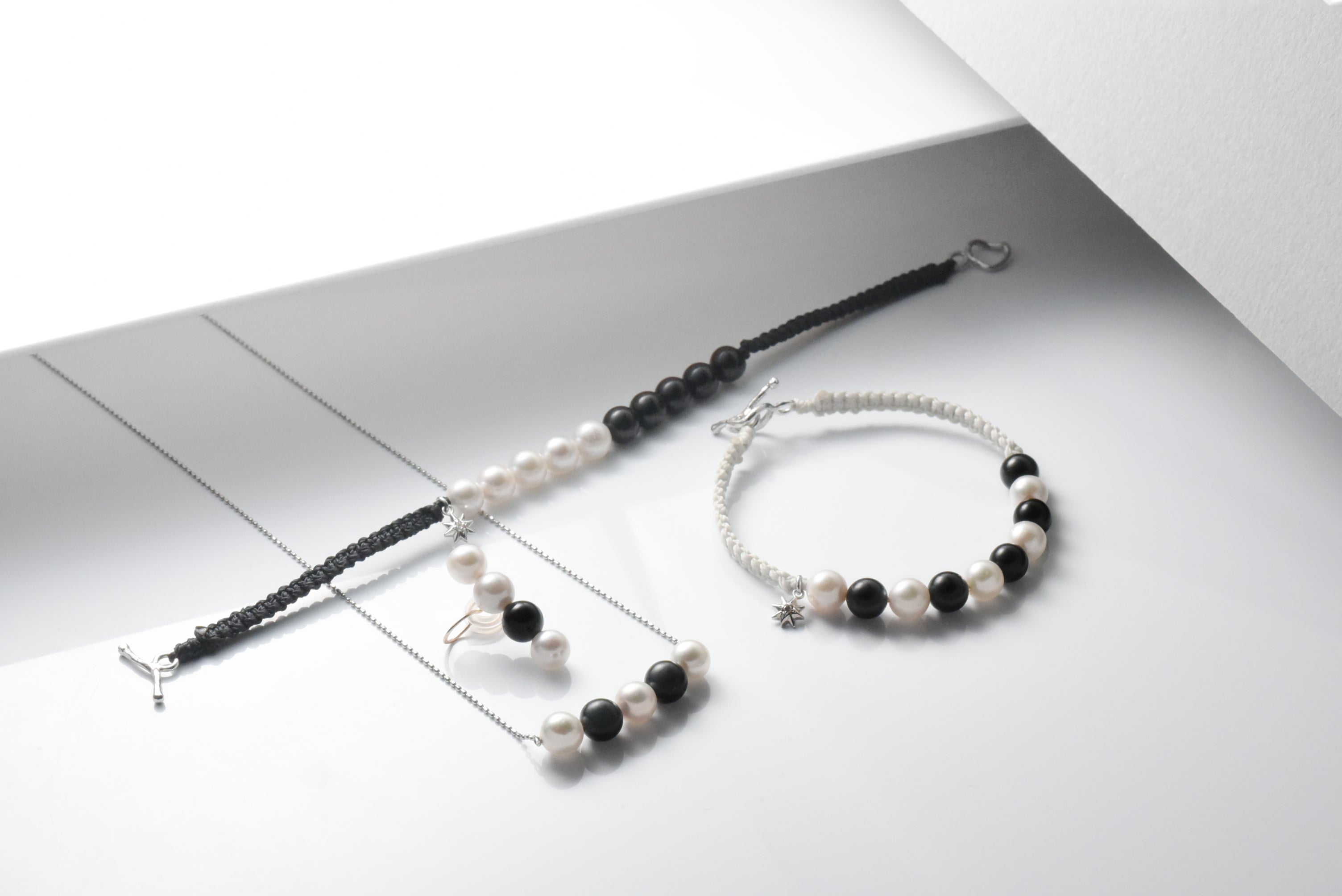 漆黒の宝石「ジェット」の品格を普段の装いに取り入れられるジュエリー