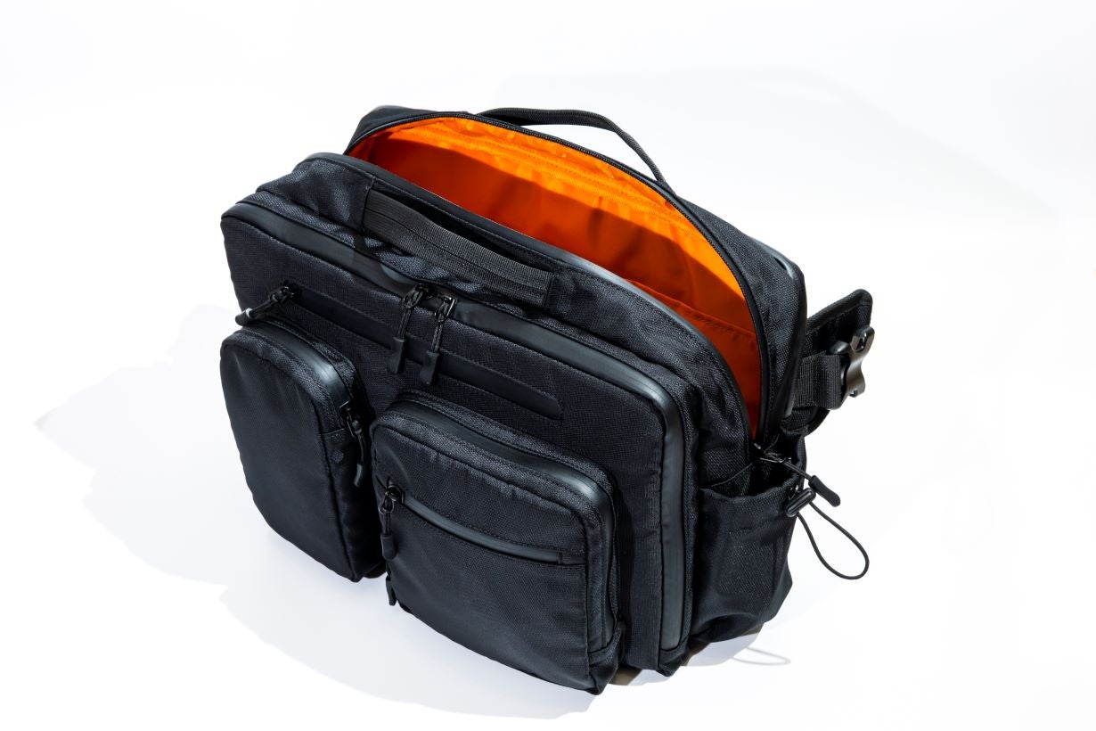 シンプルでオシャレな大人の多機能本革ボディバック。軽量でタブレット