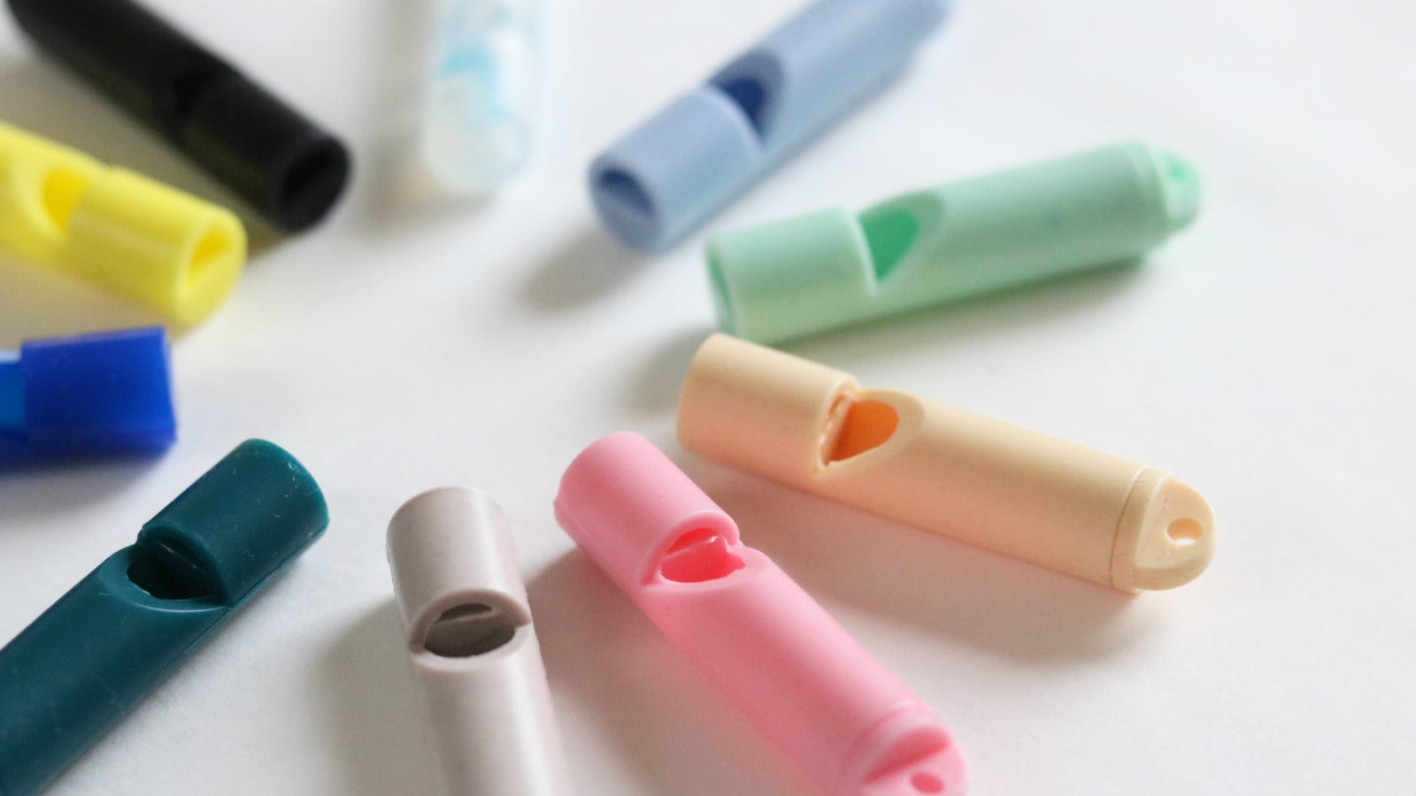 軽く吹いても音が鳴る、曲がって割れない防災笛【雫音（しずね