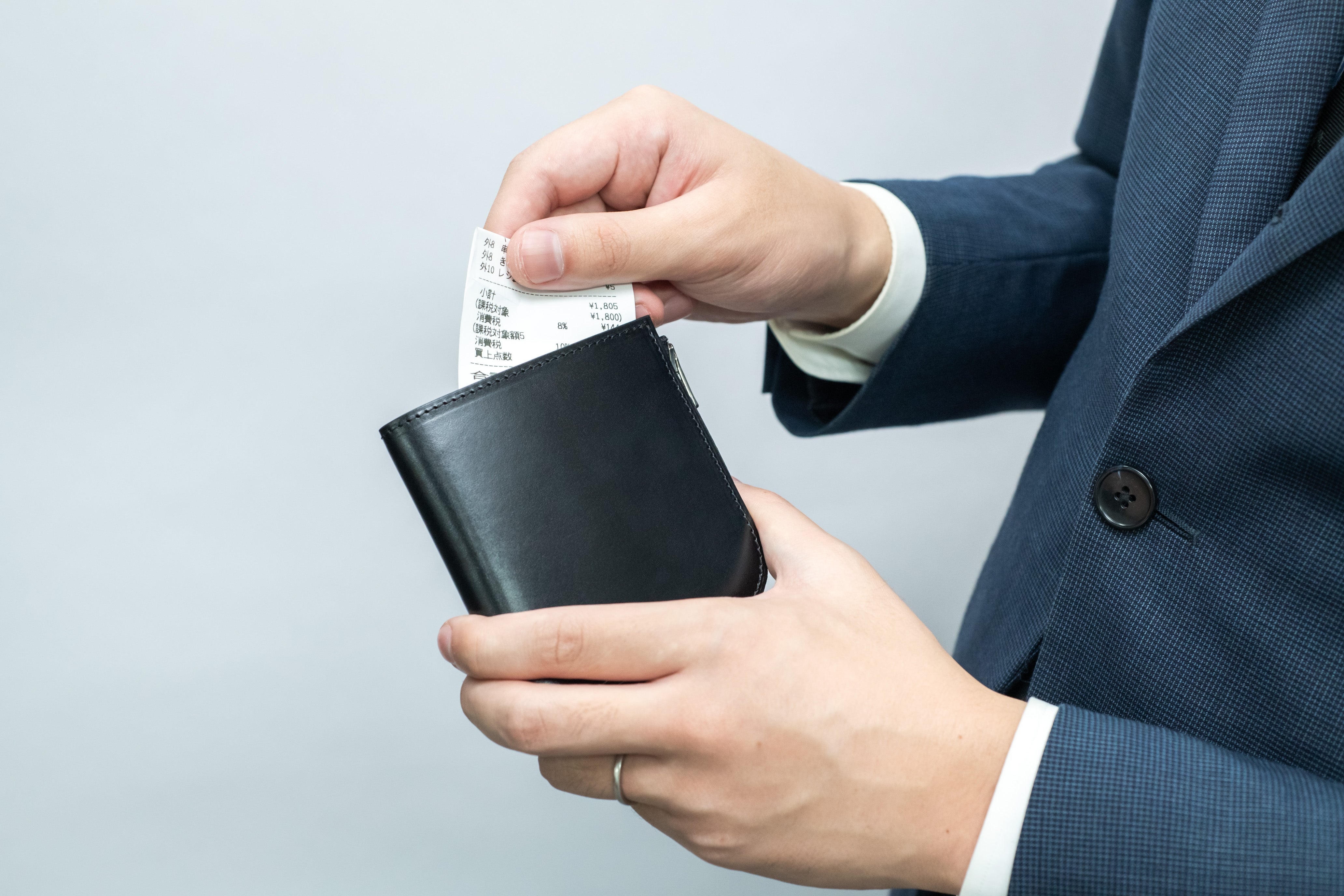 0.5秒で会計】財布職人が考えた「開かずカードが出せる小さなL型ジップ