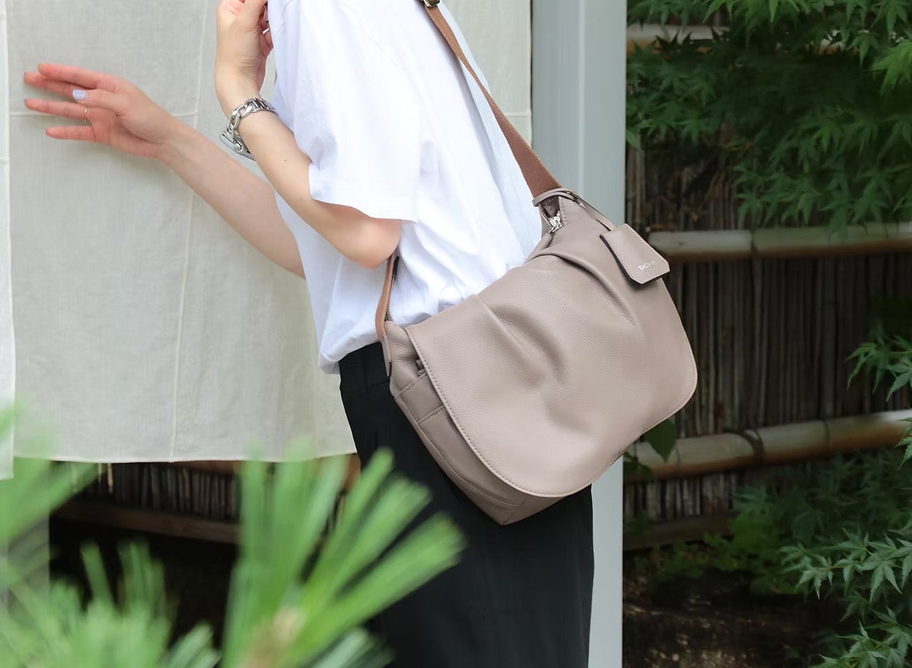 半自動で簡単！片手でスムーズ開閉】美しく日常に馴染む、独自設計の新