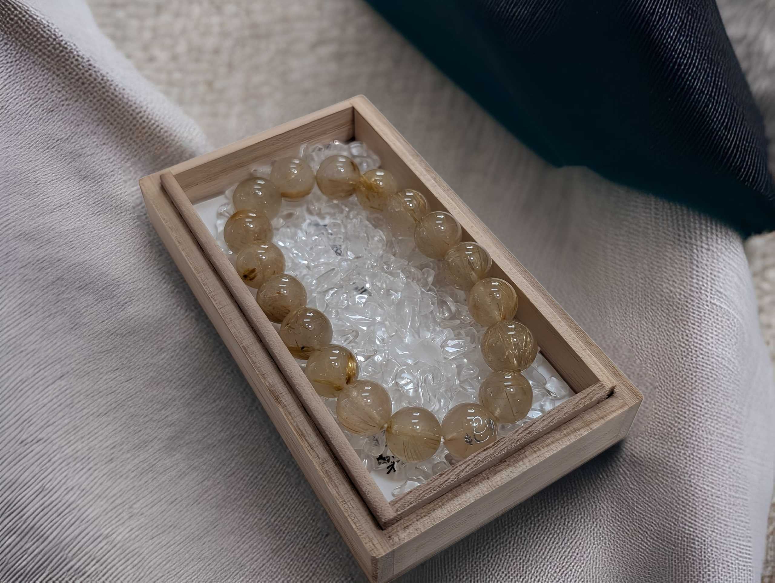 2025年「乙巳（きのとみ）」ヘビの刻印入り『金線ルチル水晶』ブレス