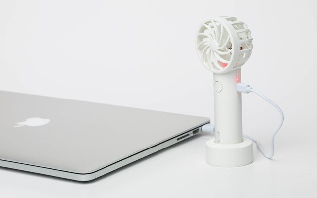 ポータブル扇風機BLUEFEEL！超小型ヘッドで24時間続く圧倒的なパワフル