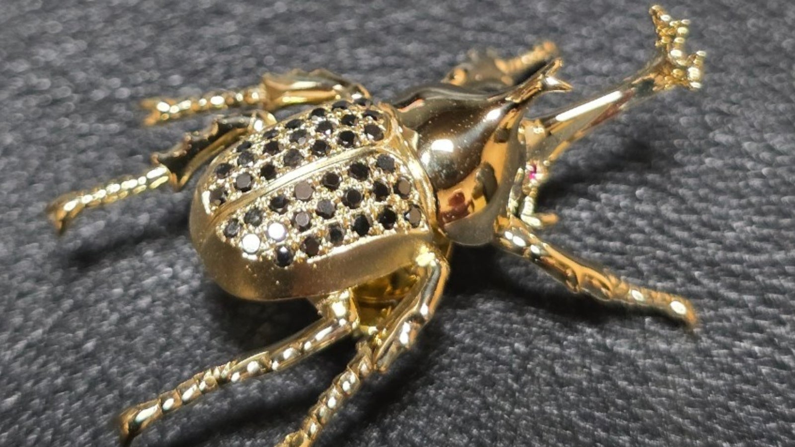 【工芸品】木彫りカブトムシアイヌ模様　ブローチ K18YGP〕カブトムシ ブローチ・オブジェ | iichi 日々の暮らしを