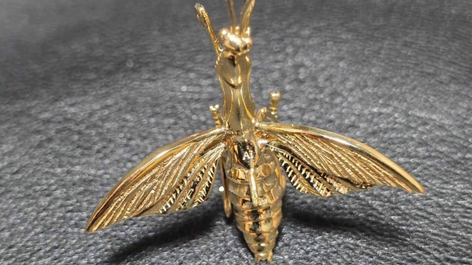 世界一のニューヨークで話題沸騰,黄金の【昆虫型アート