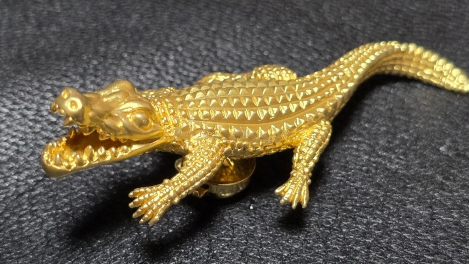 世界一のニューヨークで話題沸騰,黄金の【昆虫型アート