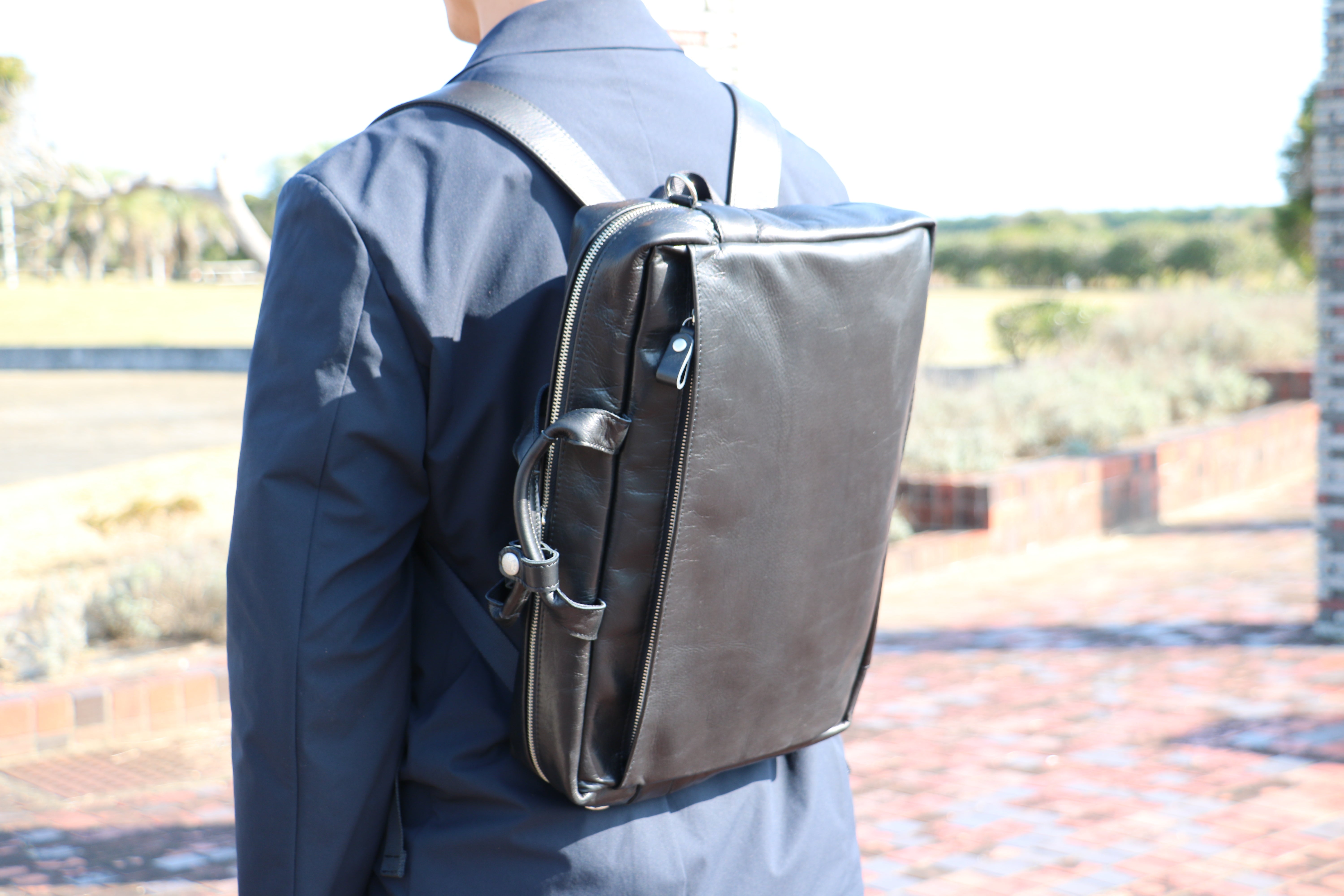3Wayのレザーバッグ」ビジネス、カジュアルにも対応ショルダーの収納