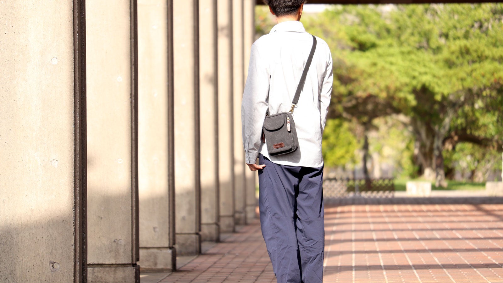 ちょっとした外出、旅行に！大きなスマホや長財布が入る軽量帆布ミニ