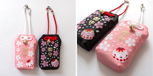 お守り袋の表面には桜があしらってあります。