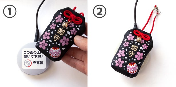 鈴が付いている面を上にして充電器の上に乗せてください。