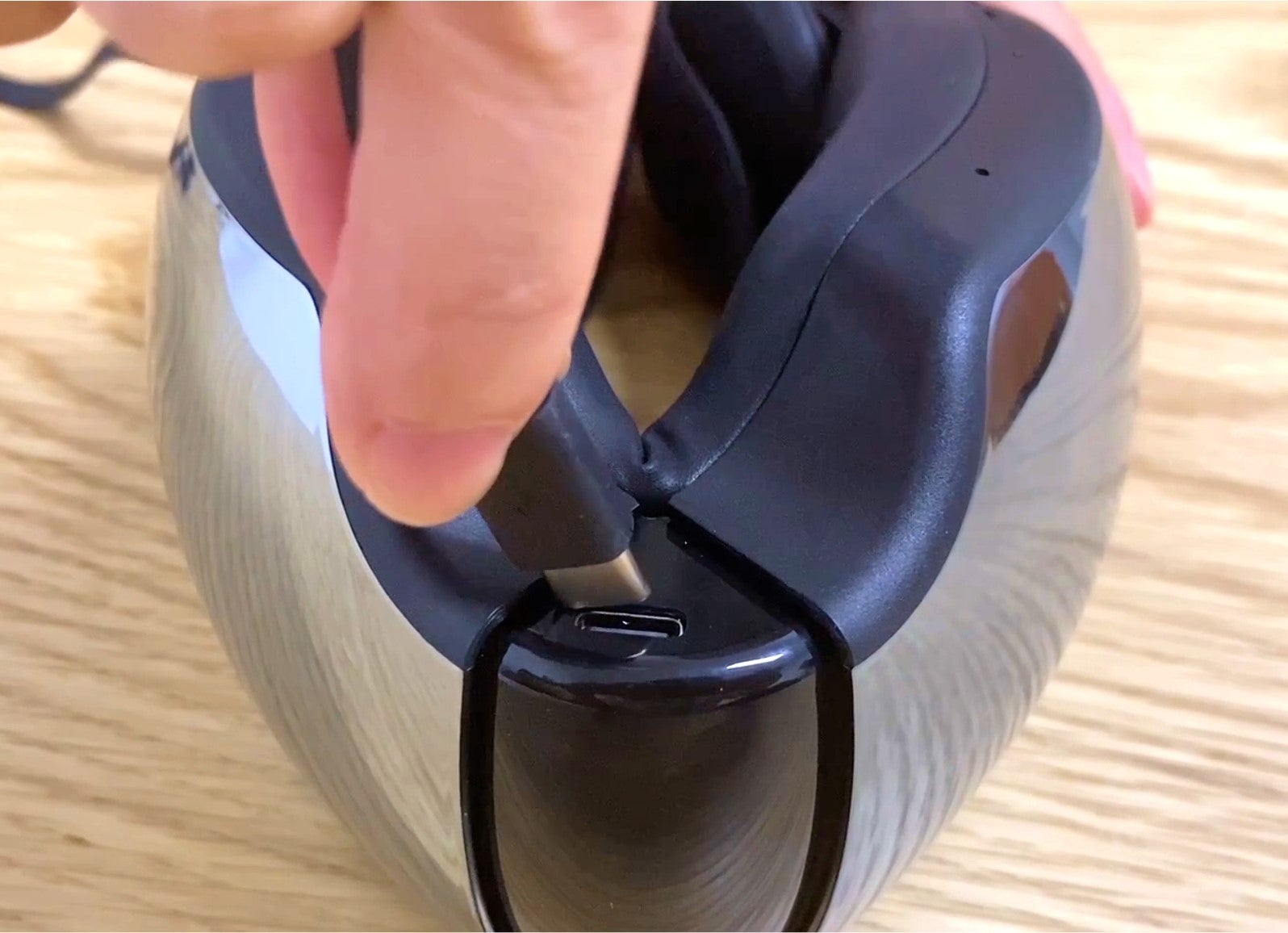 目元からこめかみまで上質ケア。独自のエアバック加圧搭載【PHILIPS