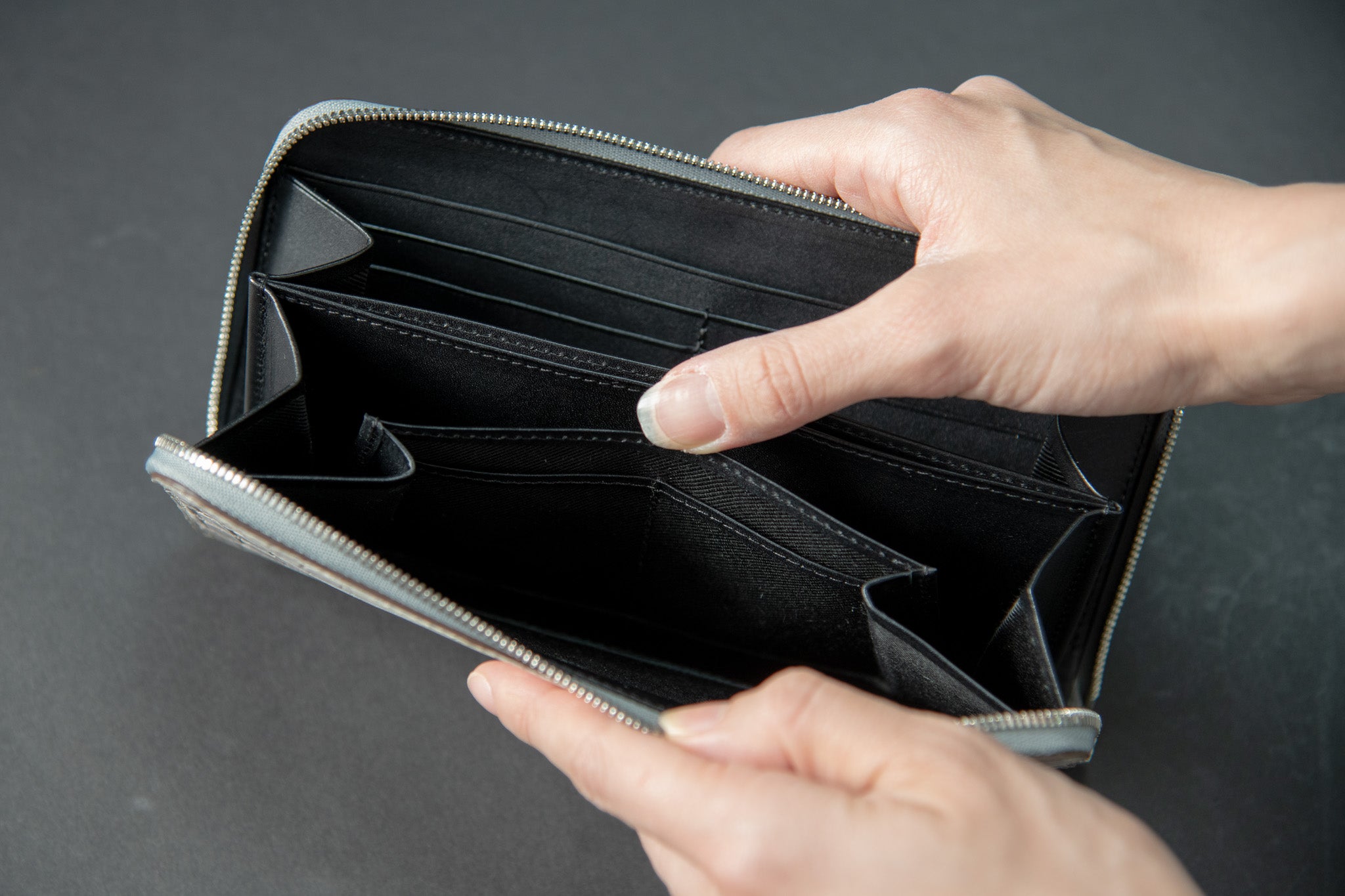 【makuake】 レザー 長財布 限りなく美しく、極限まで薄く。栃木レザーを贅沢に纏い、昭和の