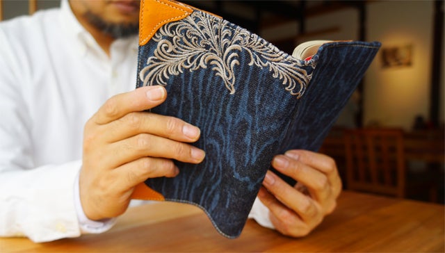 最終価格☆Bobsonジーンズ　ノベルティー【デニム地ノートカバー】 刺繍の世界大会で優勝した職人が考案。木とデニムの融合 WOOD DENIM