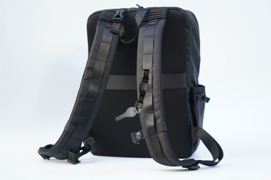 驚くほど軽い！プロの仕事を支えるスクエア型リュック『Freelite