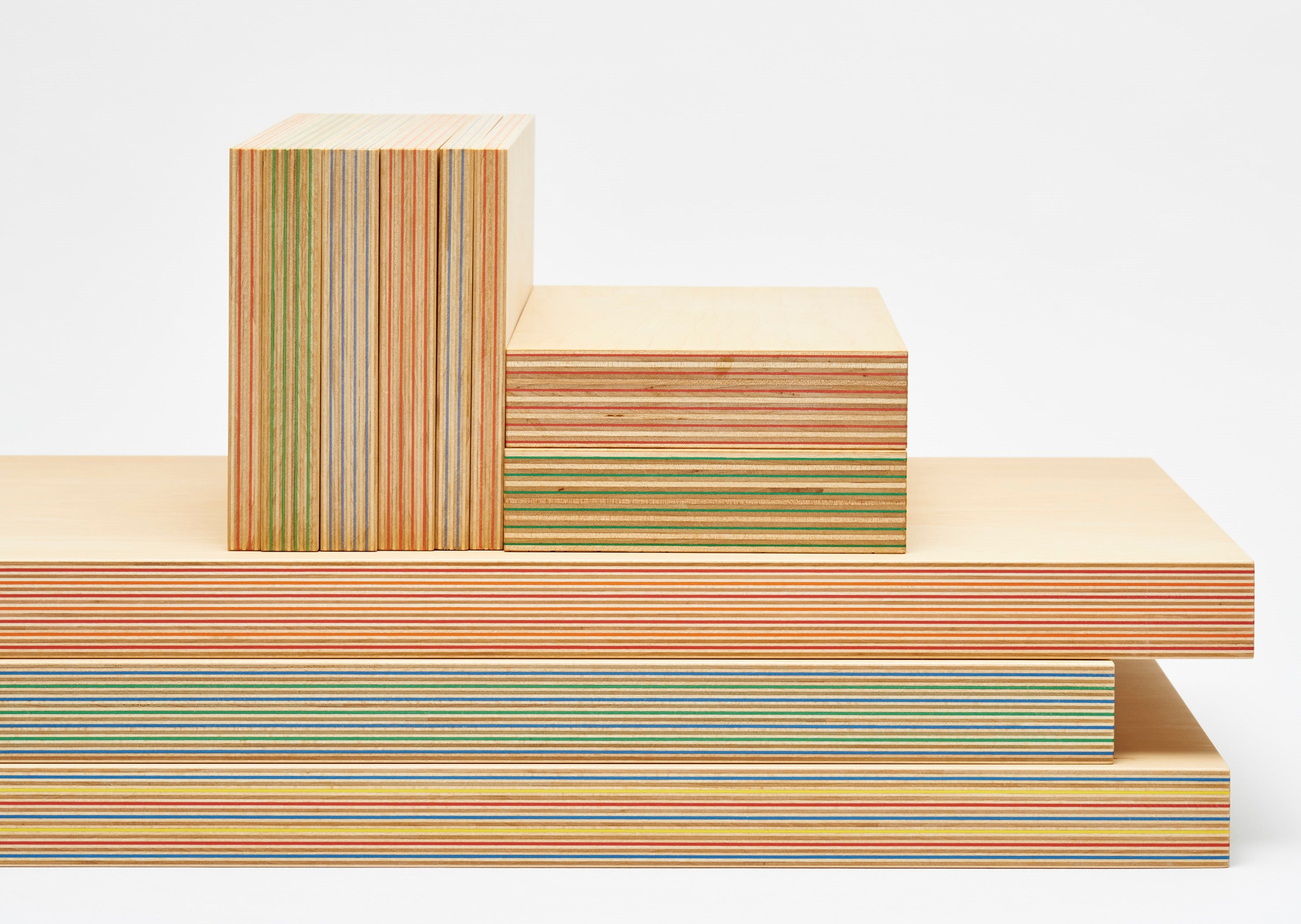 北海道木材の木口が美しいベニヤ板Paper-Woodでデスクをスタイリッシュ