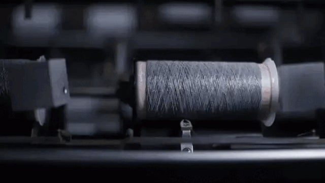 驚きの1mmの超薄型！丸洗い・モバイルバッテリー対応可能！炭素