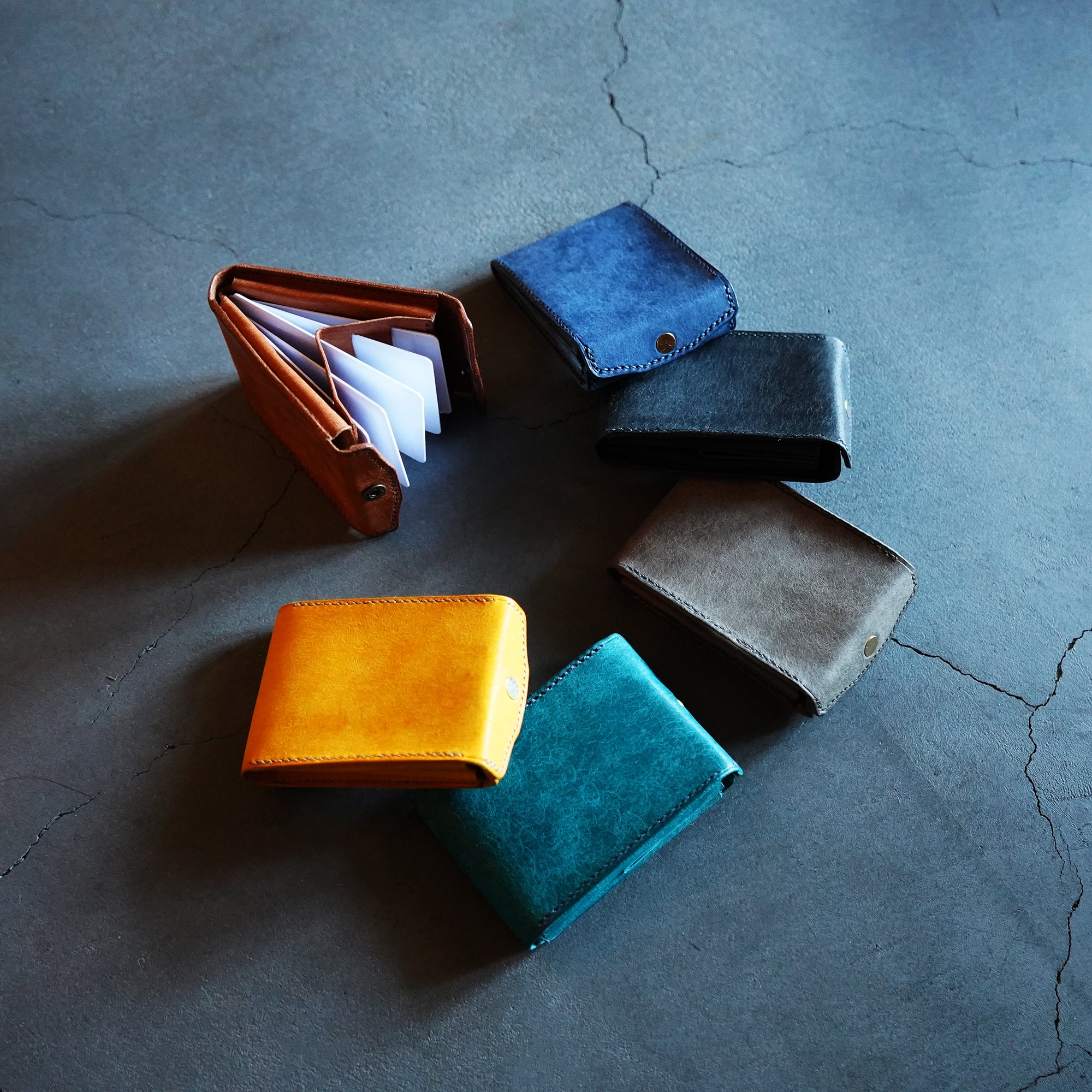 片手で瞬時に開く！カードが立つスリムコンパクト「カードウォレット