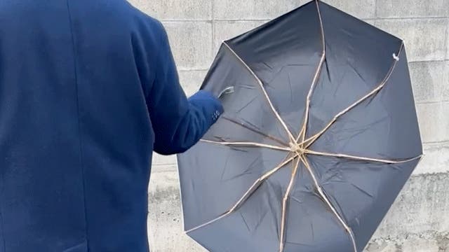 2層のチタンパワーで紫外線も雨も強力ガード！木製ハンドルの