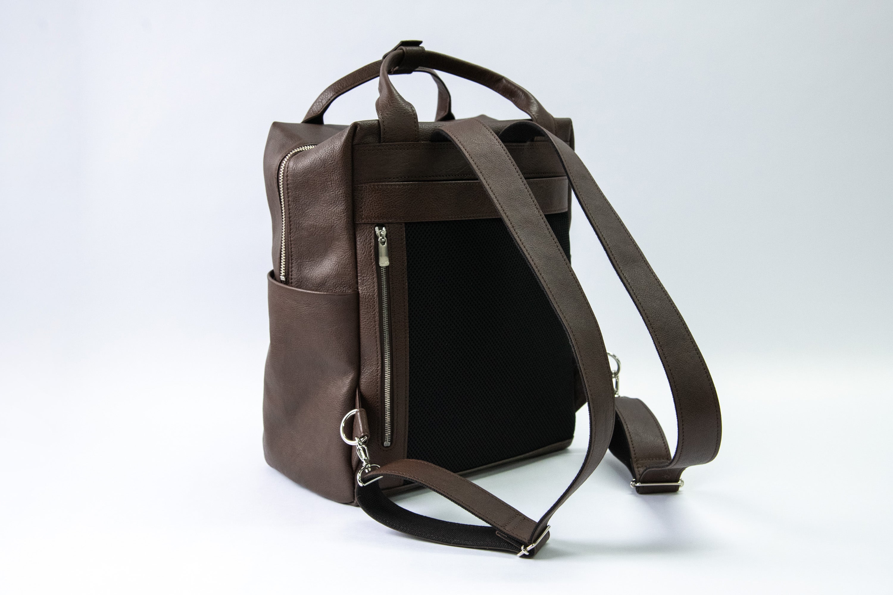 バッグ職人が本気で作る！革なのに軽い「大人スクエアリュック」｜新進