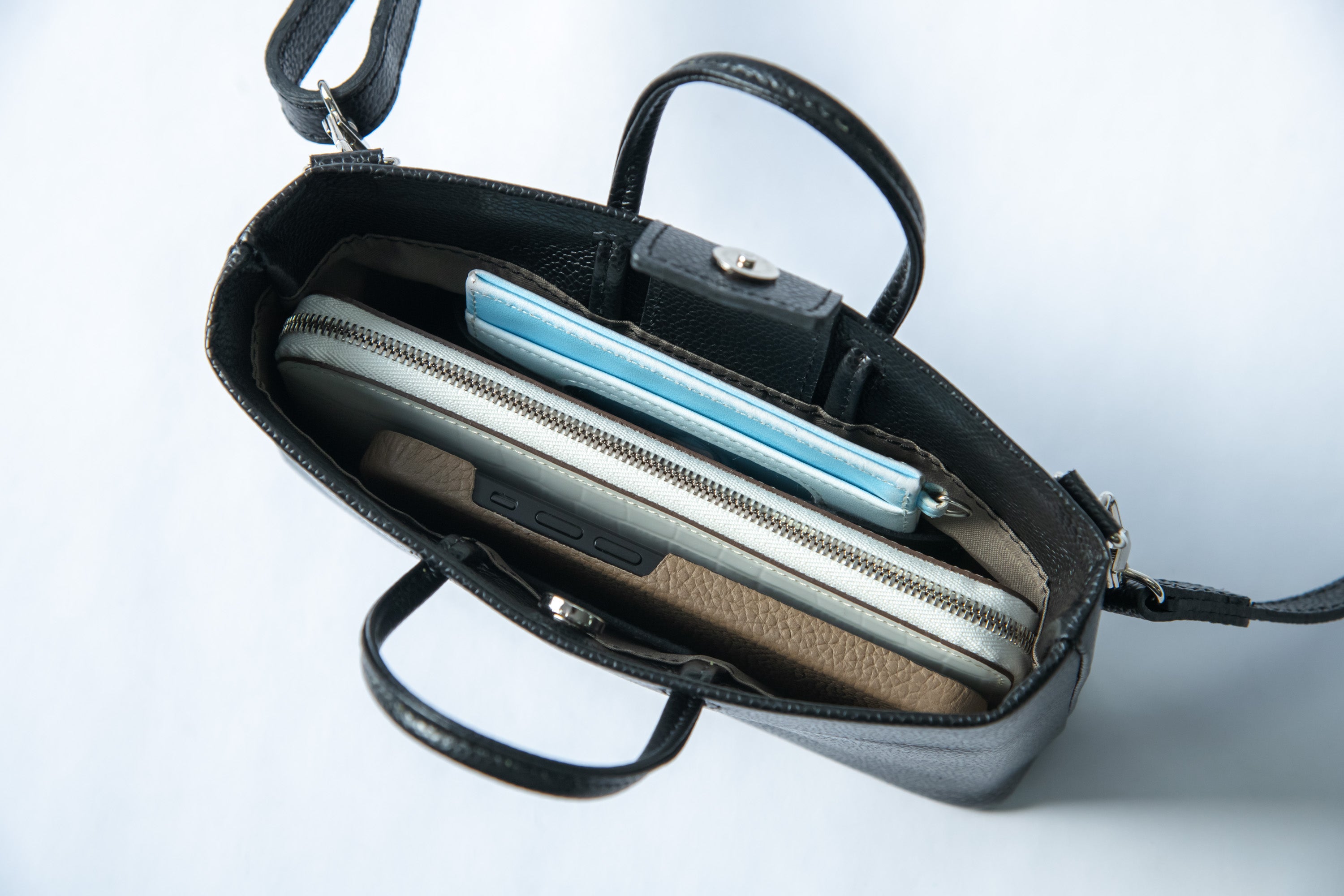 デザインと機能性を追求！バッグ職人が本気で作る紙袋風スマホ