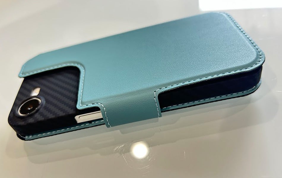 iPhoneやお気に入りケースに手帳カバーをワンタッチで脱着できる