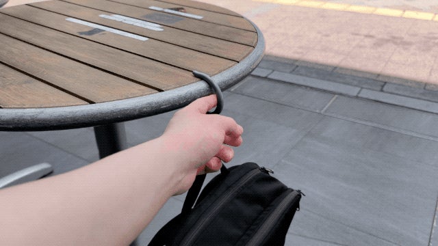 Makuake｜わずか21g！チタン製バッグハンガーがあれば、バッグの